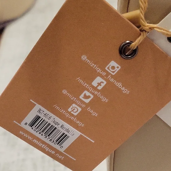 Chic Tan Shoulder Bag - Picture 14 of 15